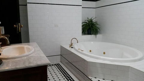 Petersons Armidale Winery & Guesthouse - Maitland Accommodation 5