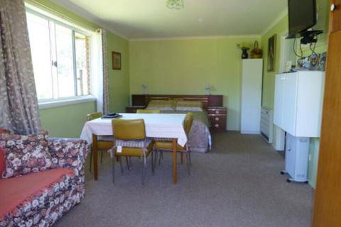 Quamby Pines Chalet - Maitland Accommodation 7