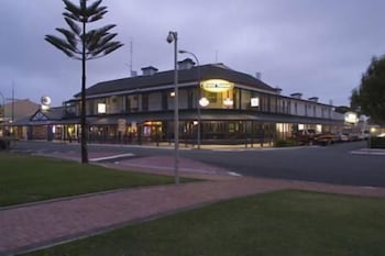 Grand Tasman Hotel - Maitland Accommodation 0