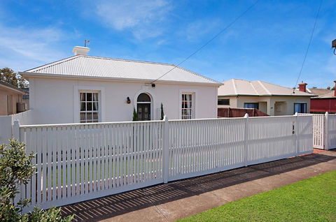 Historic Central Cottage In Warrnambool - Maitland Accommodation 5