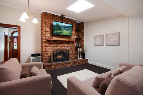 Historic Central Cottage In Warrnambool - Maitland Accommodation 4