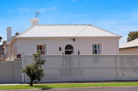 Historic Central Cottage In Warrnambool - Maitland Accommodation 3