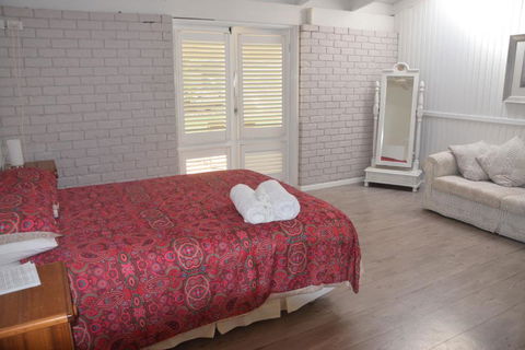 McCarthy Lake House - Maitland Accommodation 3