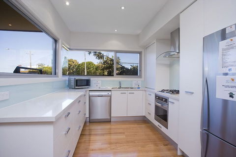 Two Bays Apartments - Maitland Accommodation 6