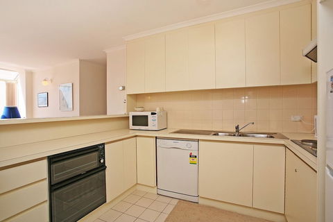 Two Bays Apartments - Maitland Accommodation 5
