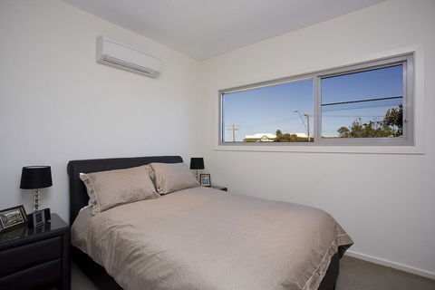 Two Bays Apartments - Maitland Accommodation 3