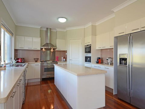 Silver Springs (4br) Cottage With Wifi Views Olives & Space . Fireplace Views Olives & Space - Maitland Accommodation 1