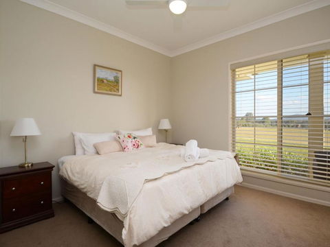 Silver Springs (4br) Cottage With Wifi Views Olives & Space . Fireplace Views Olives & Space - Maitland Accommodation 6