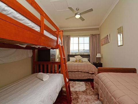 Silver Springs (4br) Cottage With Wifi Views Olives & Space . Fireplace Views Olives & Space - Maitland Accommodation 3