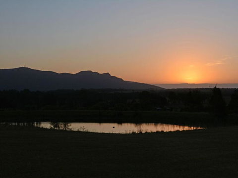 Silver Springs (4br) Cottage With Wifi Views Olives & Space . Fireplace Views Olives & Space - Maitland Accommodation 5