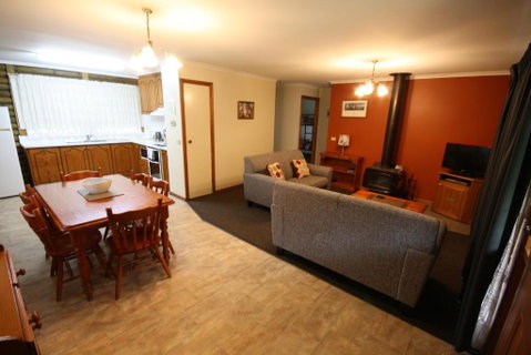Halls Gap Log Cabins - Maitland Accommodation 1