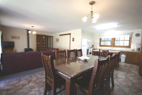 Halls Gap Log Cabins - Maitland Accommodation 5