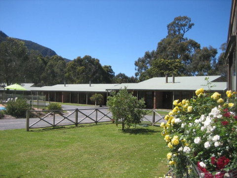 Halls Gap Log Cabins - Maitland Accommodation 3