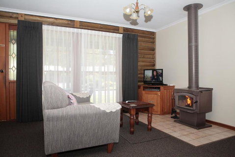 Halls Gap Log Cabins - Maitland Accommodation 2
