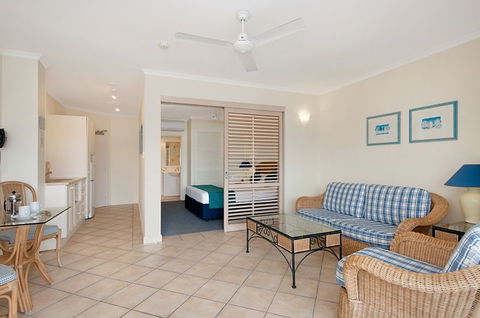 Macrossan House Boutique Holidays Apts - Maitland Accommodation 2