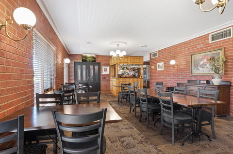 Burke & Wills Motor Inn - Maitland Accommodation 9