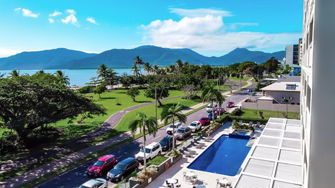 Holiday Inn Cairns Harbourside - Maitland Accommodation 1