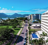 Holiday Inn Cairns Harbourside - Maitland Accommodation