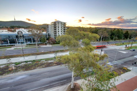 IQ Smart Apartments 704 Braddon ACT - Maitland Accommodation 6