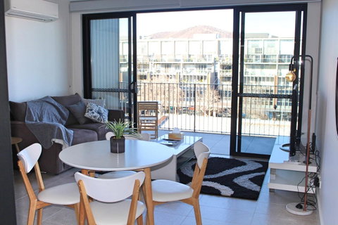 Stylish, Modern, Cute As A Button - Braddon CBD - Maitland Accommodation 5