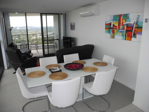 3BR Executive Apartment With Lake And Mountain Views - Maitland Accommodation 8