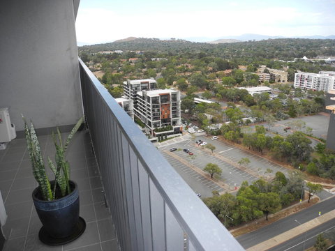 3BR Executive Apartment With Lake And Mountain Views - Maitland Accommodation 12