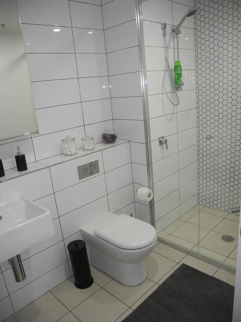 3BR Executive Apartment With Lake And Mountain Views - Maitland Accommodation 18