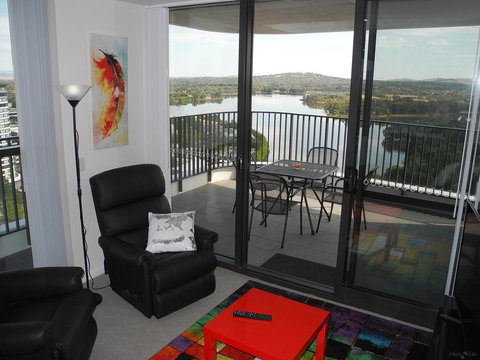 3BR Executive Apartment With Lake And Mountain Views - Maitland Accommodation 1