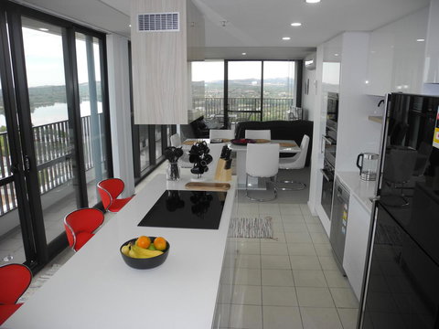3BR Executive Apartment With Lake And Mountain Views - Maitland Accommodation 9