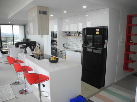 3BR Executive Apartment With Lake And Mountain Views - Maitland Accommodation 7