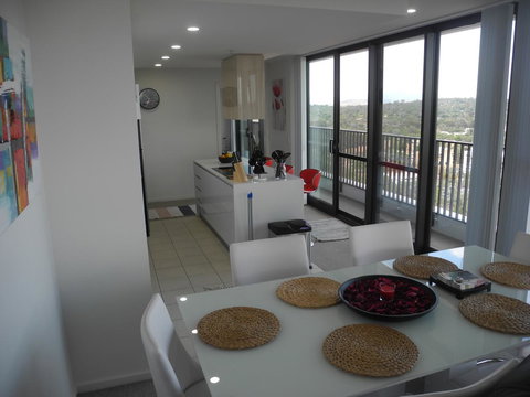 3BR Executive Apartment With Lake And Mountain Views - Maitland Accommodation 17