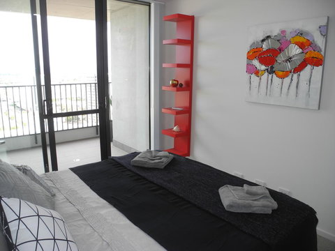 3BR Executive Apartment With Lake And Mountain Views - Maitland Accommodation 3