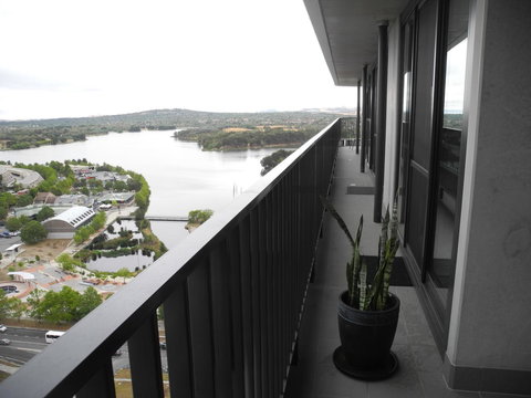 3BR Executive Apartment With Lake And Mountain Views - Maitland Accommodation 11