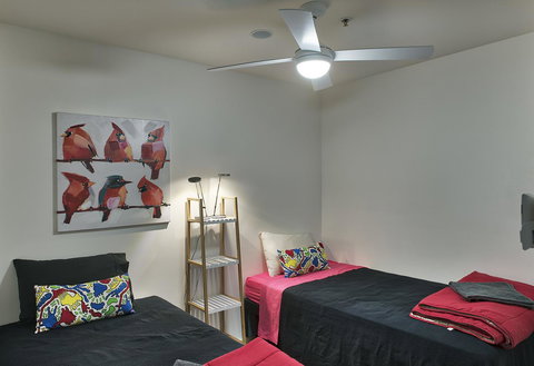 3BR Executive Apartment With Lake And Mountain Views - Maitland Accommodation 4