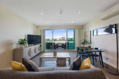 Port Adelaide Executive Waterfront Apartment - Maitland Accommodation 21