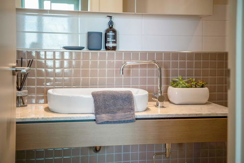 Port Adelaide Executive Waterfront Apartment - Maitland Accommodation 5