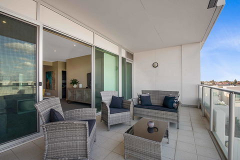 Port Adelaide Executive Waterfront Apartment - Maitland Accommodation 24