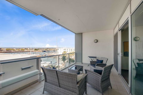 Port Adelaide Executive Waterfront Apartment - Maitland Accommodation 25