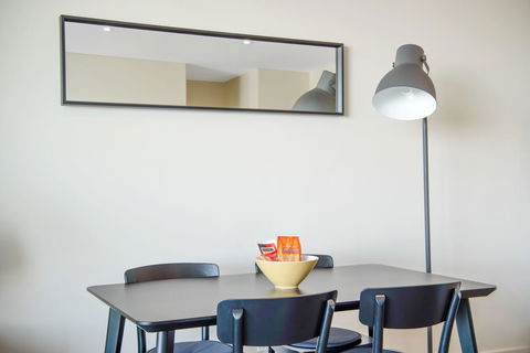 Port Adelaide Executive Waterfront Apartment - Maitland Accommodation 12
