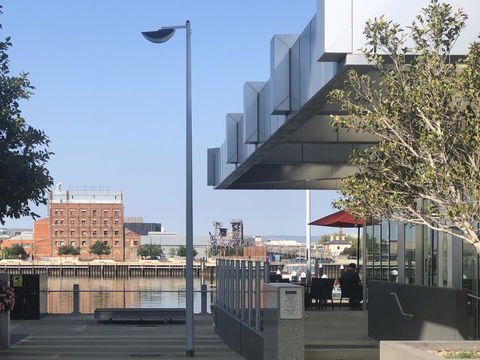 Port Adelaide Executive Waterfront Apartment - Maitland Accommodation 32