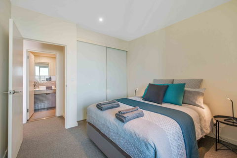 Port Adelaide Executive Waterfront Apartment - Maitland Accommodation 3