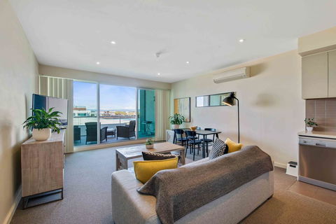 Port Adelaide Executive Waterfront Apartment - Maitland Accommodation 1