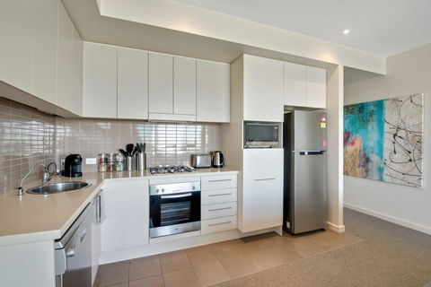 Port Adelaide Executive Waterfront Apartment - Maitland Accommodation 8