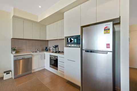 Port Adelaide Executive Waterfront Apartment - Maitland Accommodation 6