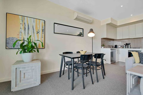 Port Adelaide Executive Waterfront Apartment - Maitland Accommodation 13