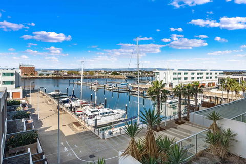 Port Adelaide Executive Waterfront Apartment - Maitland Accommodation 0