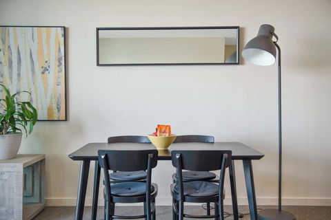 Port Adelaide Executive Waterfront Apartment - Maitland Accommodation 11
