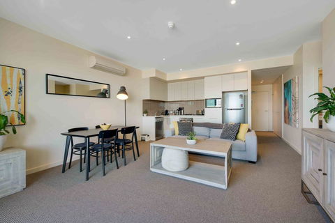Port Adelaide Executive Waterfront Apartment - Maitland Accommodation 10