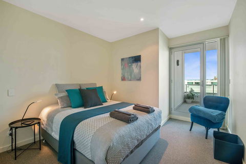 Port Adelaide Executive Waterfront Apartment - Maitland Accommodation 2