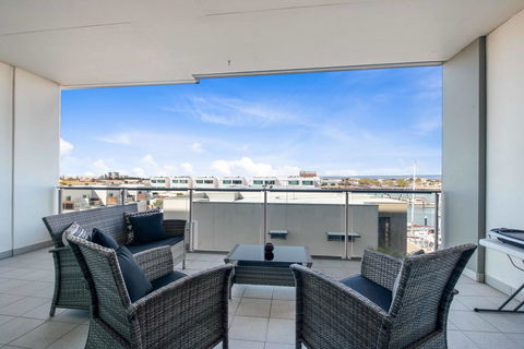 Port Adelaide Executive Waterfront Apartment - Maitland Accommodation 23